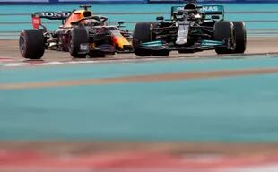 Lewis Hamilton lucha con Max Verstappen 