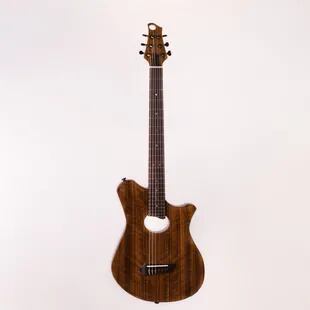 Cuerpo de caoba, diapasón de palosanto o ébano, tuercas de hueso y detalles de nácar integran la paleta de materiales exclusivos de esta guitarra