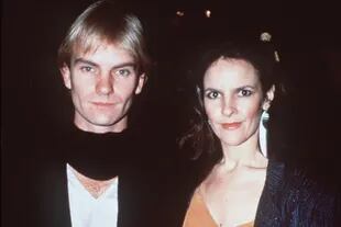 El cantante británico junto a su primera esposa, Frances Tomelty, con quien contrajo matrimonio el 1 de mayo de 1976