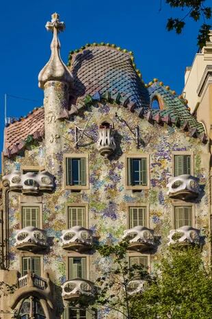 La Casa Batlló, obra soñada de Antoni Gaudí en el corazón de la capital catalana.
