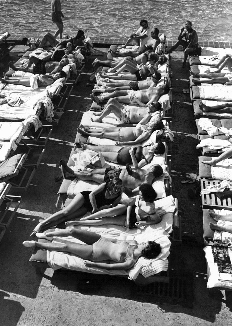Bañistas descansan junto a la piscina en el Deauville Beach Resort en Miami Beach el 29 de diciembre de 1961. El hotel, que fue sede de The Beatles, Frank Sinatra y John F. Kennedy, está cerrado y es probable que sea demolido, para la conmoción de los conservacionistas