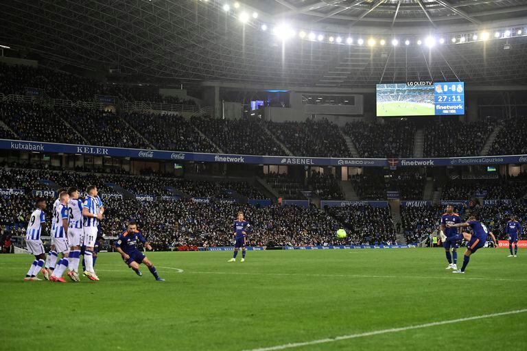 Toni Kroos ejecuta un tiro libre para el Real Madrid en la victoria 2-0 ante la Real Sociedad, el sábado 4 de diciembre de 2021, en San Sebastián. (AP Foto/Alvaro Barrientos)