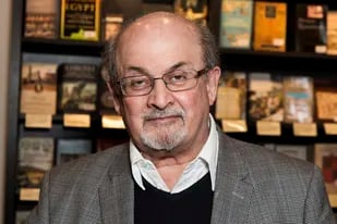 Los médicos le retiraron el respirador a Salman Rushdie