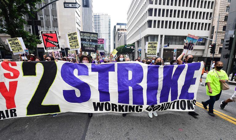En esta foto de archivo tomada el 1 de septiembre de 2021, más de 1000 conserjes del Sindicato Internacional de Empleados de Servicios marchan mientras sus contratos vencen antes de una posible huelga, en Los Ángeles, California
