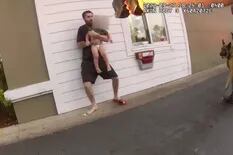El escalofriante momento en que un hombre utiliza a su bebé como escudo para no ser detenido