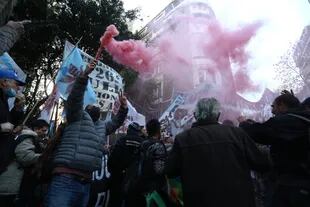 Militantes frente al departamento de Cristina Kirchner en Recoleta