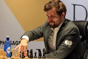 Norway's grandmaster Magnus Carlsen is pictured during game five against Russia's grandmaster Ian Nepomniachtchi in the FIDE World Chess Championship Dubai 2021, at the Dubai Expo 2020 in the Gulf emirate, on December 1, 2021. (Photo by Giuseppe CACACE / AFP)