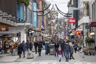 La gente pasea por la calle comercial Drottninggatan en el centro de Estocolmo el 10 de noviembre de 2020