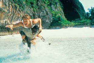 Estrenada a principios de 2000, la película se centra en la historia de Richard –el personaje de Leo–, quien descubre la paradisíaca playa, cuyas coordenadas están reservadas para unos poquísimos privilegiados. 