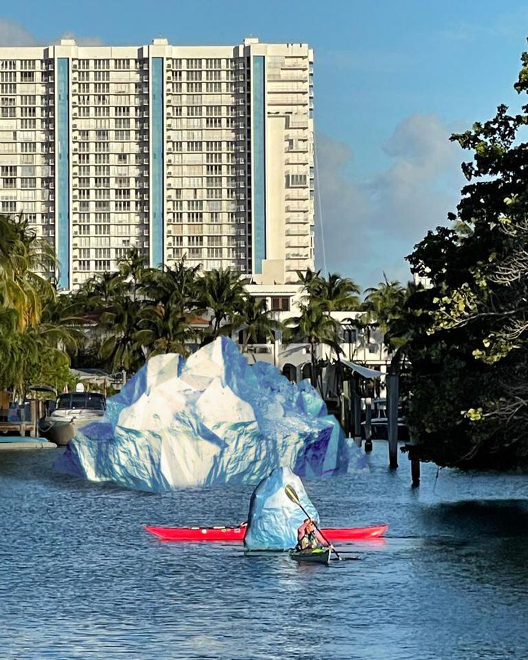 Miles de kayakistas protagonizarán un inusual desfile: remarán por la costa de Miami Beach arrastrando boyas flotantes; algunas tendrán la forma de los icebergs de Betancourt