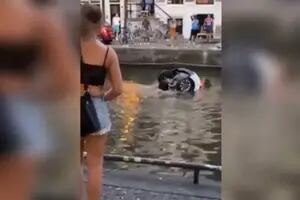 Video: un auto con cuatro turistas cayó al agua en un canal de Ámsterdam