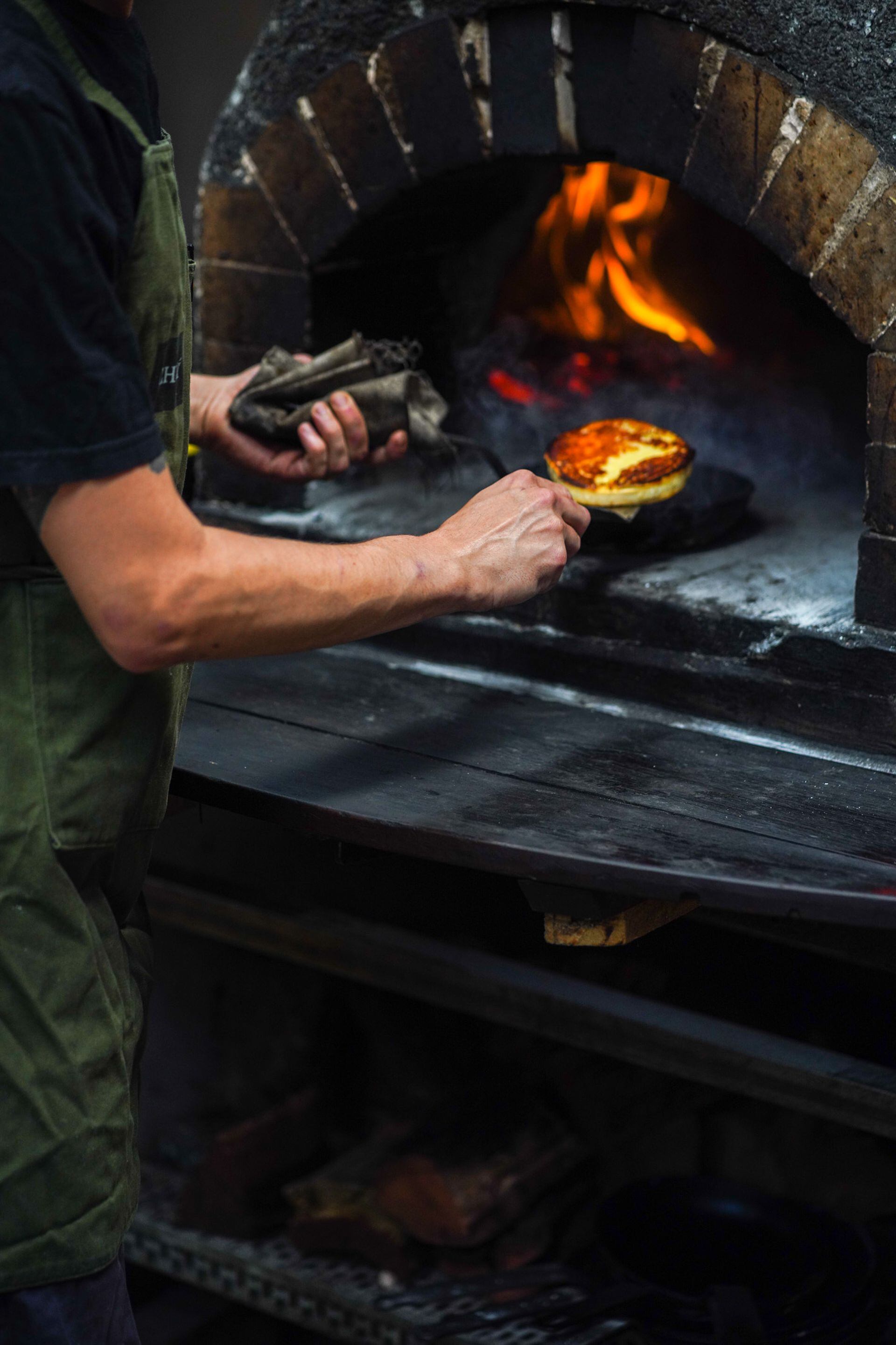 El horno a leña es el corazón de Chuí, de donde salen preparaciones como las pizzas de masa madre.