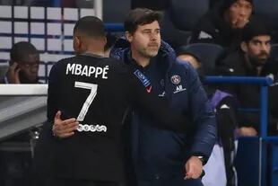 Kylian Mbappe es reemplazado y recibe el afecto de Mauricio Pochettino, que es observado con lupa en PSG. (Photo by FRANCK FIFE / AFP)