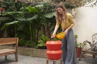 Lucía Martínez usa una compostera adaptable a patios o balcones