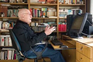 A punto de cumplir 83, "Cacho" cursa Arqueología Bíblica de forma virtual en la Universidad de Tel Aviv
