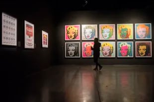 Banksyjeve litografije in serigrafije soobstajajo z drugimi deli na papirju Andyja Warhola, umetnika, ki je navdihnil nekatera njegova dela 