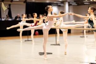 Grandes figuras como la francesa Elisabeth Platel o Julio Bocca dictan las clases de ballet a los participantes del concurso