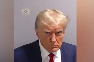 Trump fue fichado con foto en una cárcel de Atlanta por conspiración electoral y salió bajo fianza