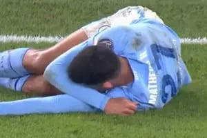 Video: la impactante lesión que sufrió un jugador del Manchester City y la reacción de Pep Guardiola