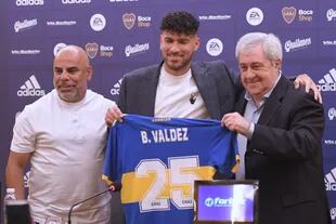 El presidente de Boca, amor Ameal, posa con Chicho Serna y el defensor paraguayo Bruno Valdez, durante la presentación del jugador