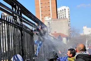 La Plata: intentaron irrumpir en la Gobernación y causaron destrozos