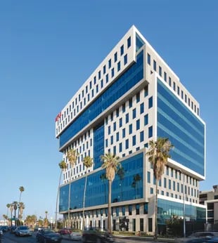 El edificio de dos años con oficinas en Los Ángeles fue la primera parada