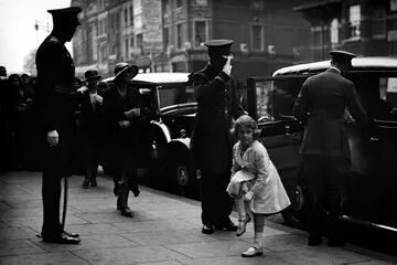 La princesa Isabel ajusta sus medias a su llegada a Olympia, Londres, el 30 de mayo de 1933