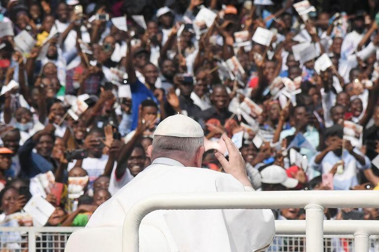El Papa Francisco saluda mientras llega en papamóvil a un encuentro con jóvenes y catequistas en el Estadio de los Mártires en Kinshasa, República Democrática del Congo (RDC), el 2 de febrero de 2023