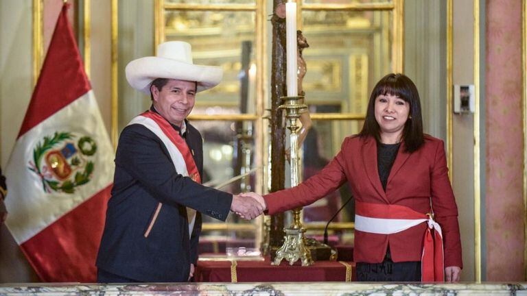 Pedro Castillo le toma juramentación a la excongresista Mirtha Vásquez 