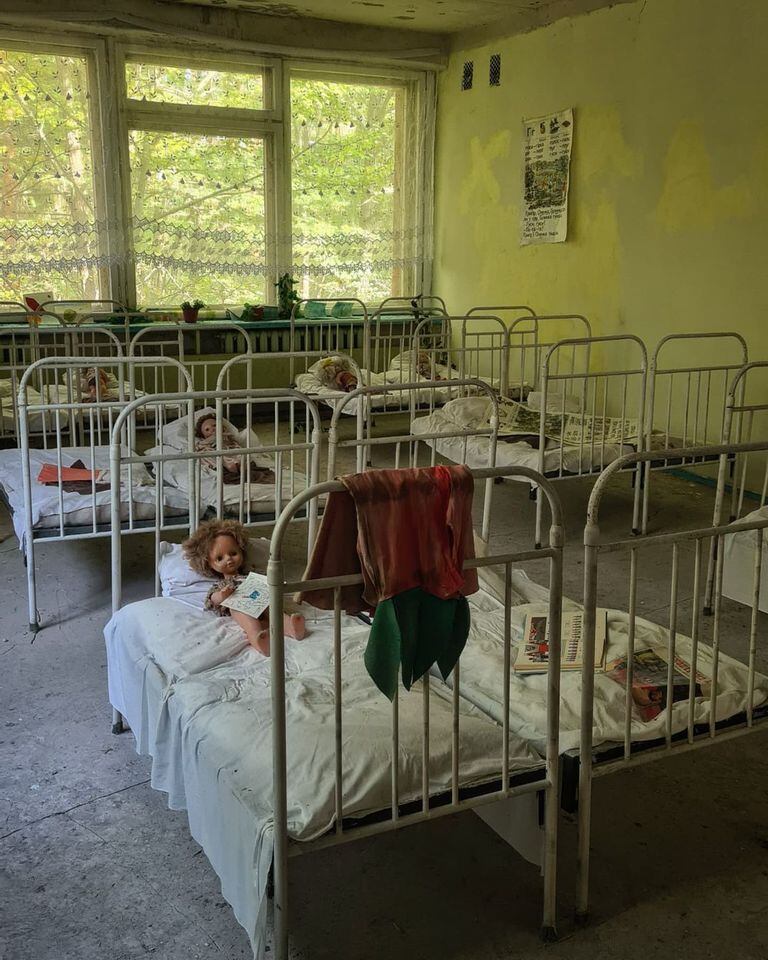 Un hogar de niños, con sus camas tendidas y sus muñecos intactos quedó en el olvido en Pripyat