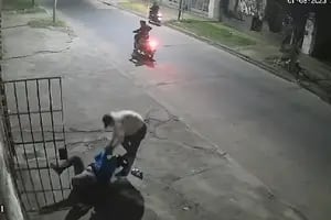 Brutal asalto de motochorros a una mujer para robarle el celular
