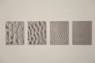 Fotografías de las formas abstractas producidas en el agua por el sonido, en la obra de Carsten Nicolai