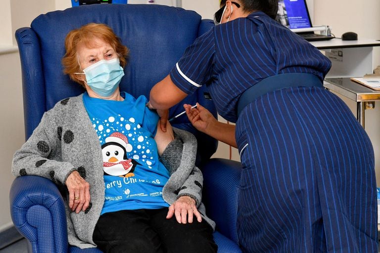 Margaret Keenan, de 90 años, es la primera paciente en Gran Bretaña en recibir la vacuna COVID-19 de Pfizer / BioNtech en el Hospital Universitario, administrada por la enfermera May Parsons, al comienzo del programa de inmunización más grande en la historia británica, en Coventry. Gran Bretaña