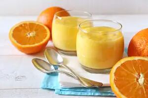 Postre de crema de naranja