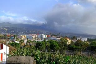 06-11-2021 Una gran nube de ceniza sobre el volcán de Cumbre Vieja, a 6 de noviembre de 2021, en La Palma, Canarias (España). Según la previsión del Volcanic Ash Advisory Centre (VAAC), se prevé que esta nube de ceniza producida por el volcán permanezca orientada al suroeste de la isla y que no afecte a la operatividad del puerto insular. Por su parte, según el comité científico del Pevolca, la lava sigue avanzando por las coladas creadas hasta el momento por el volcán, sin afectar a nuevas zonas, y la meteorología en la isla de La Palma es favorable de cara a alejar la nube de gases emitida. SOCIEDAD Europa Press
