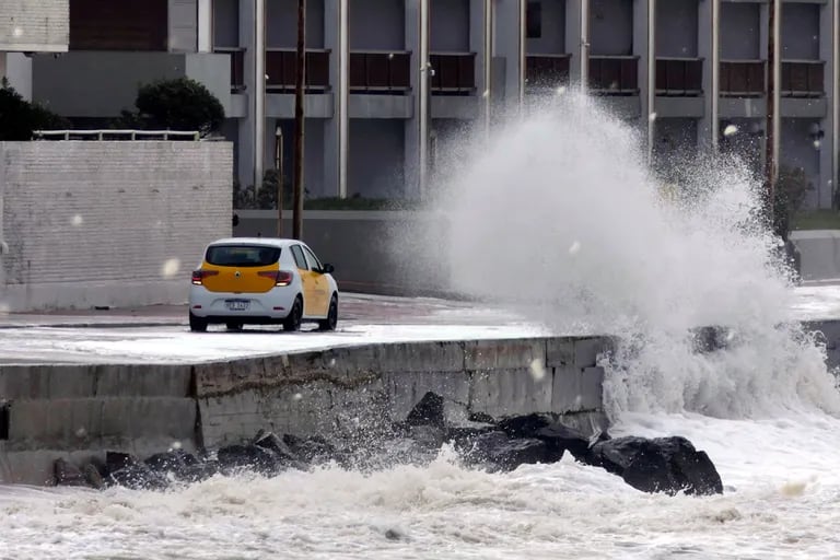 El ciclón globo extratropical ó Uruguay y con vientos de casi 100 km / hy todavía rige una alerta meteorológica: murió un joven