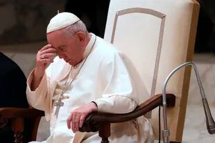 Papst Franziskus nimmt am Mittwoch, den 14. Dezember 2022, an seiner wöchentlichen Audienz in der Paul-VI-Halle des Vatikans teil.  (AP Foto/Domenico Stinellis)