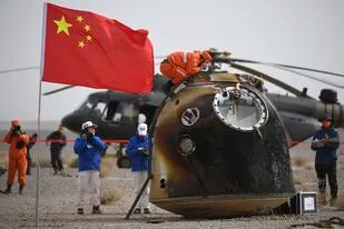 En esta foto publicada por la agencia china de noticias Xinhua, la cápsula de regreso de la misión tripulada espacial Shenzhou-13 se ve tras aterrizar en Dongfeng, en la Región Autónoma de Mongolia Interior, en el norte de China, el sábado 16 de abril de 2022. (Peng Yuan/Xinhua via AP)