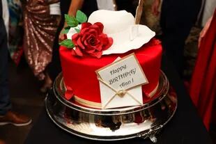 La torta fue un verdadero homenaje para el empresario, que se caracteriza por usar sombreros blancos con una pluma.