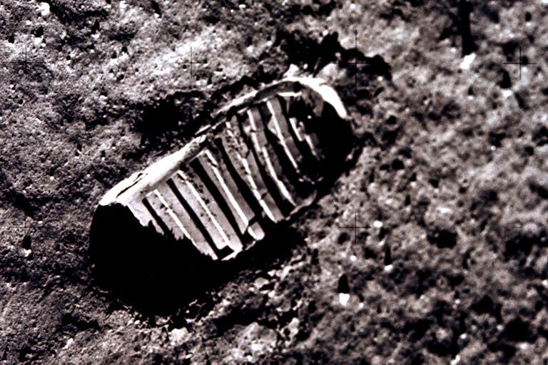 Imagen tomada desde el módulo lunar Apolo 11, el 21 de julio de 1969, que muestra la huella humana en la Luna