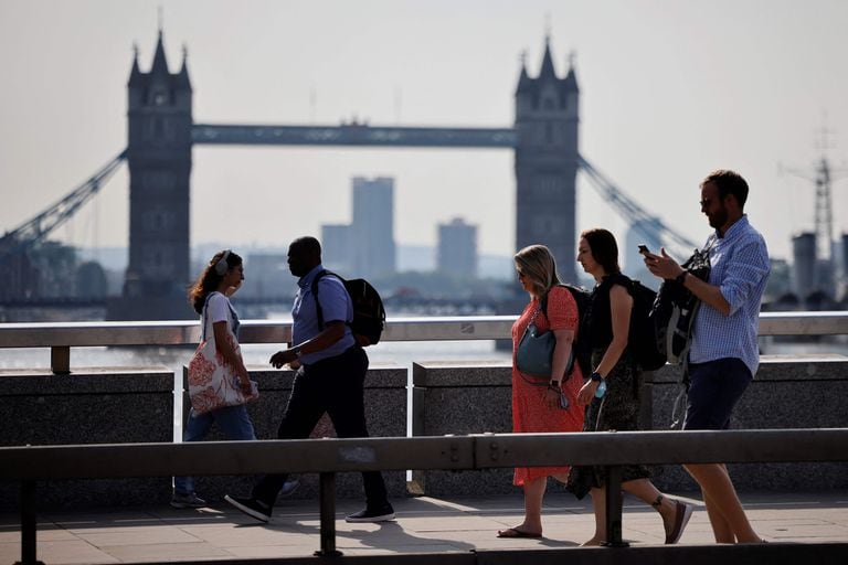 Trabajadores de oficina cruzaron el Puente de Londres en Londres el 19 de julio de 2021. 