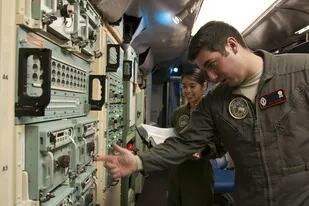 Los tenientes Allia Martinez y Benjamin Lenos inspeccionan el sistema de control y comando automático de la base Warren de la fuerza aérea de los Estados Unidos, que tiene 150 misiles Minuteman III