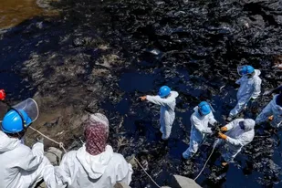 Las autoridades temen que al menos 6.000 barriles de petróleo fueron derramanos en el Pacífico durante el incidente