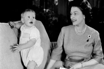 La reina Isabel II junto su hijo menor, el príncipe Eduardo de 15 meses, en  el Castillo de Windsor, en Berkshire, Inglaterra, el 11 de junio de 1955