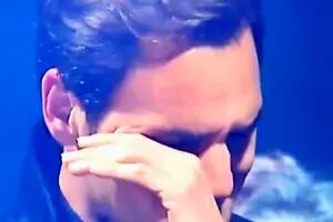 El costado más sensible de Federer: no resistió la emoción en el escenario durante un concierto