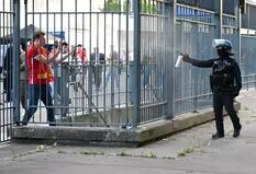 Los hinchas ingleses y la policía francesa, enfrentados: las razones de la demora de la final
