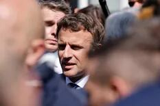 Le tiraron tomatazos a Macron durante su primera visita a una ciudad francesa tras ser reelecto