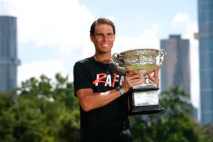 Rafael Nadal juega al tenis desde los 19 años con dolores en los pies por la enfermedad de Müller-Weiss; a los 35, sigue en el primer nivel, y ganando campeonatos grandes.