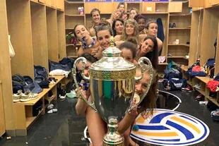 La foto que se viralizó: las campeonas, desnudas, detrás del trofeo.