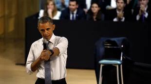 Arremangado, con la corbata floja y sin saco; así Obama le restó formalidad a su charla